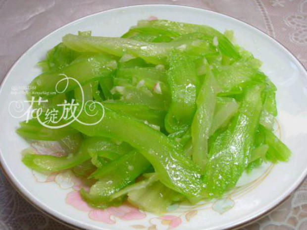 芥茉拌西芹的做法
