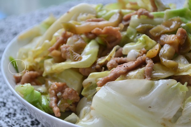 榨菜肉丝圆白菜的做法