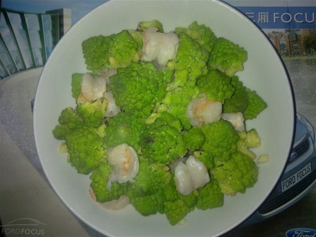 宝塔花菜炒虾球的做法