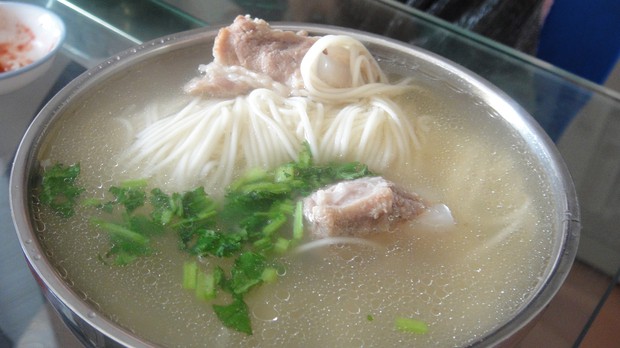 排骨鸡蛋面的做法