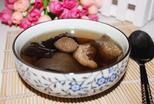 膨鱼腮炖猪横脷瘦肉汤的做法