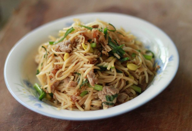 韭菜肉丝炒面的做法