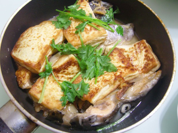 三文鱼头豆腐煲的做法