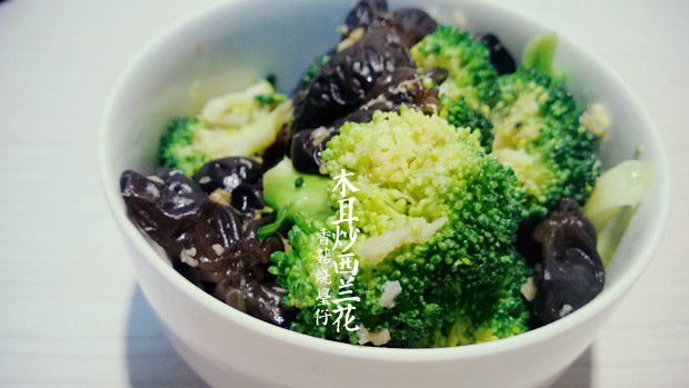 木耳炒西兰花的做法