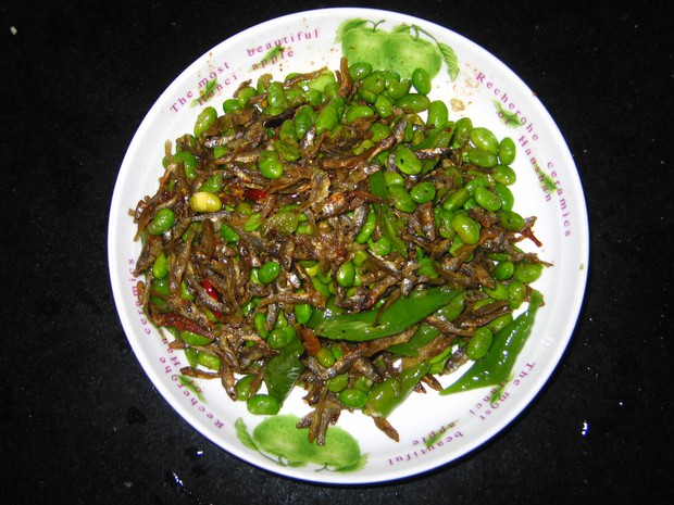 锅靠鱼炒毛豆的做法