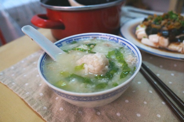 生菜丝鱼球粥的做法
