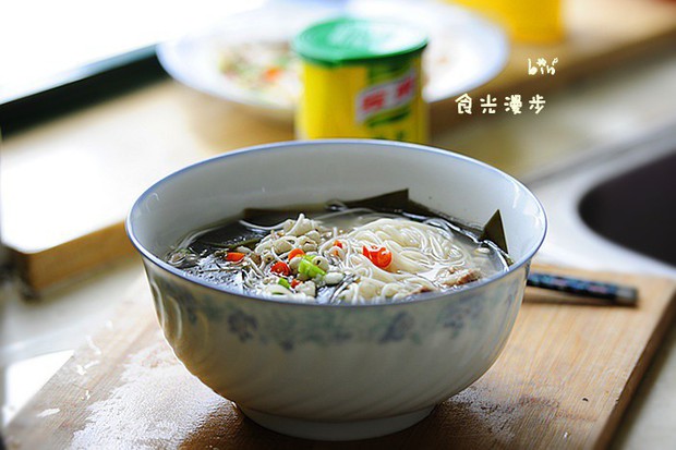 薏仁海带排骨面的做法