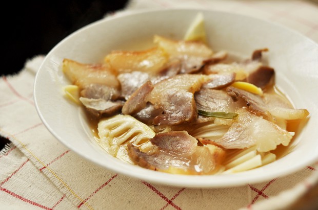 腌肉蒸春笋的做法