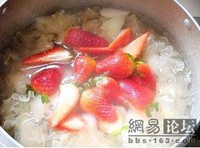 草莓银耳雪梨甜汤的做法步骤3
