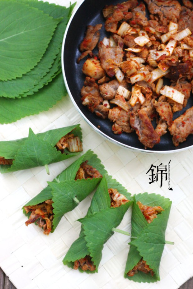 苏叶辣白菜烤肉包的做法