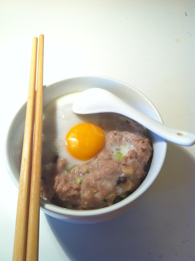 肉饼蛋拌饭的做法