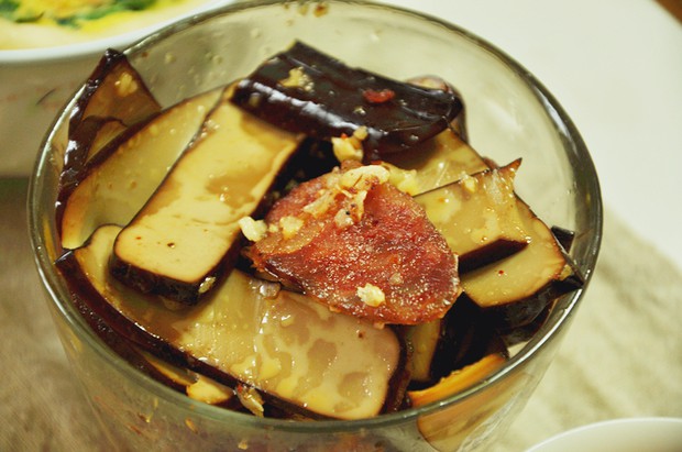 香肠爆鸡蛋干的做法