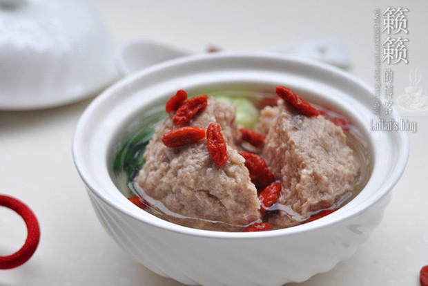 枸杞鲜肉大丸子的做法