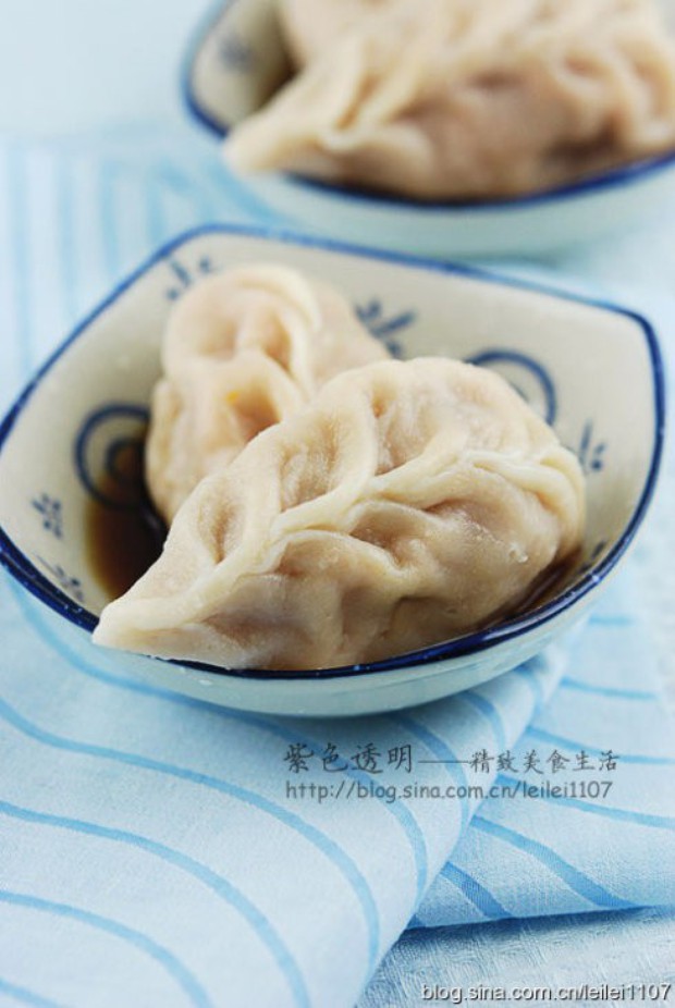 香辣豆豉圆白菜胡萝卜馅变色水饺的做法