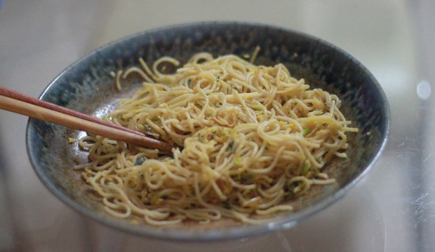 葱香鸡蛋炒面的做法