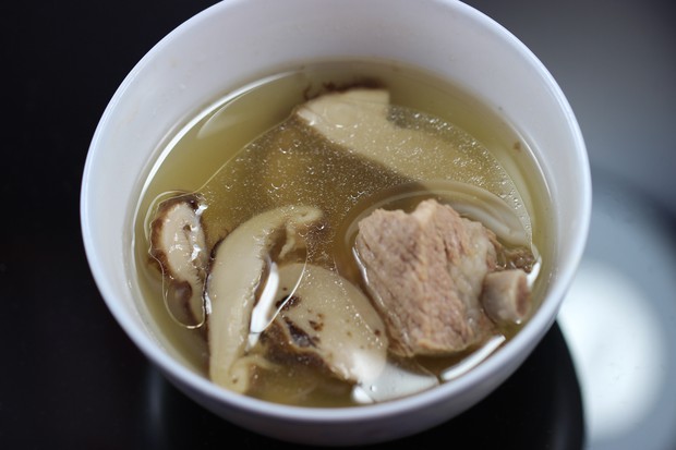 松茸排骨汤的做法