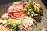 酸菜猪肉面的做法步骤1