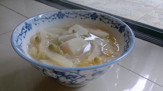 东北酸菜芋头汤的做法