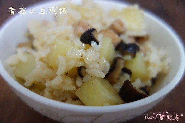 无油版的香菇土豆焖饭的做法