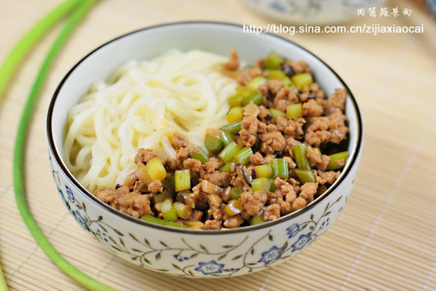 肉酱蔬菜面的做法