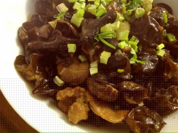 香菇木耳炒猪肉的做法