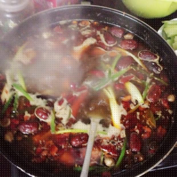 香辣排骨火锅的做法