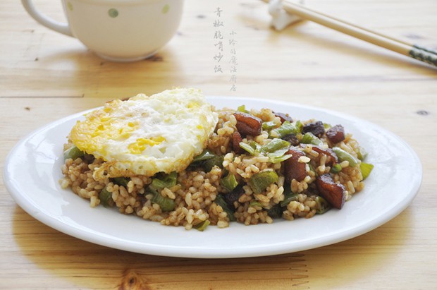 青椒脆哨炒饭的做法