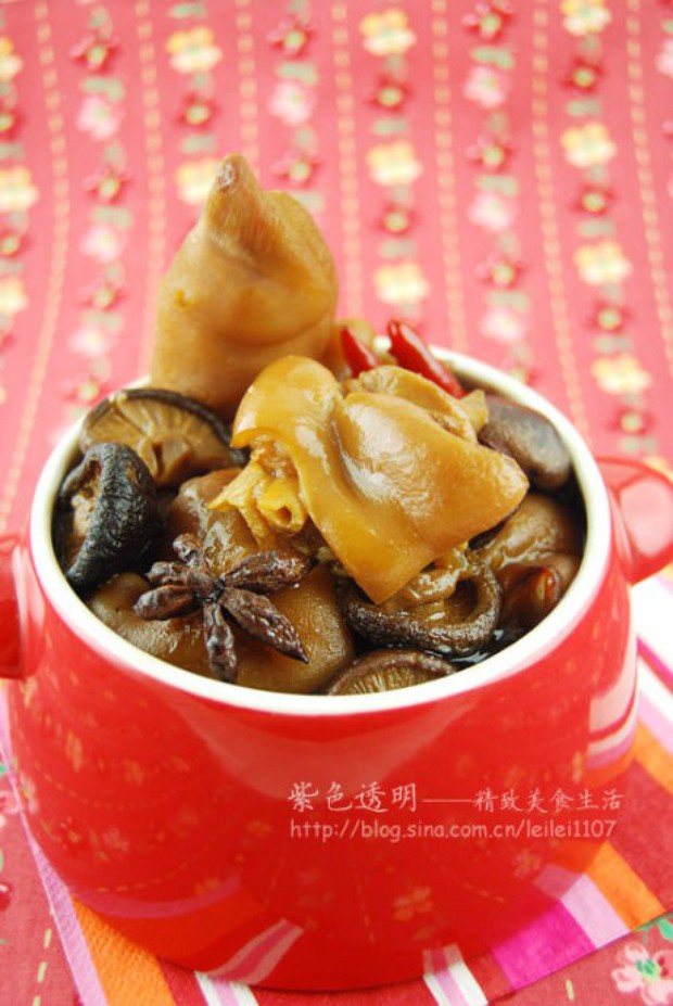 香菇红枣脱骨美容猪蹄煲的做法