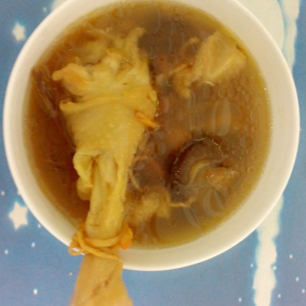 香菇炖鸡汤的做法
