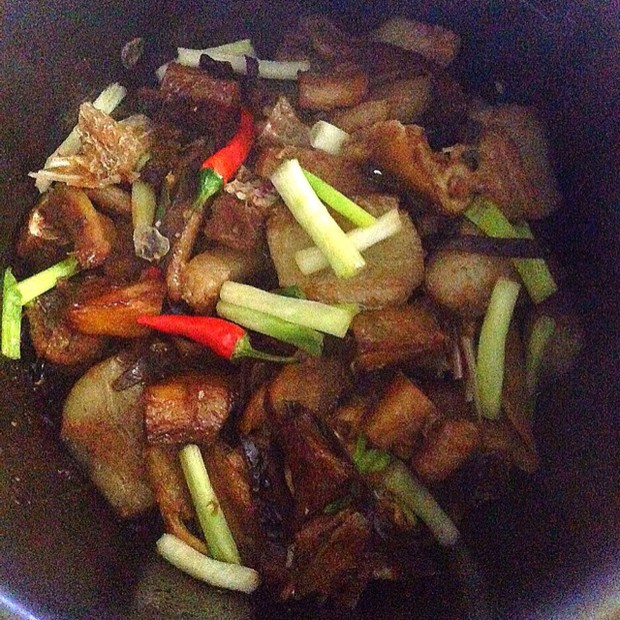 肥肉咸鱼煲的做法