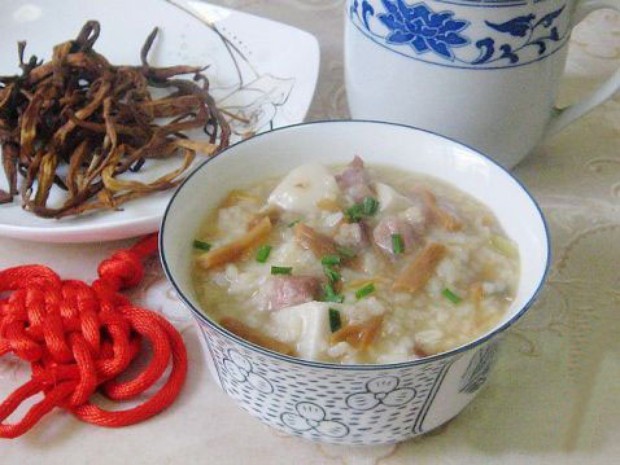 黄花菜干菜煲咸肉粥的做法
