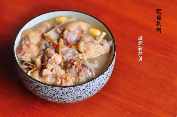 滋润猪蹄煲的做法