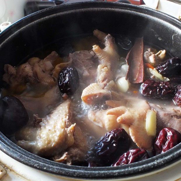 莲子山药干鲍鸡汤电饭锅煲汤
