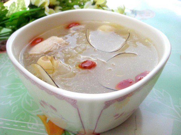 海底椰银耳煲鸡汤的做法