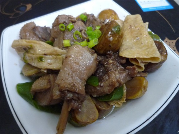 鸭肉板栗腐竹煲的做法