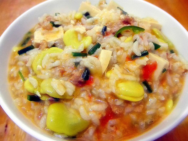 蚕豆杂菜粥的做法