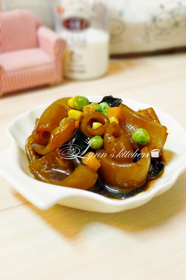 榨菜木耳炒肉皮的做法