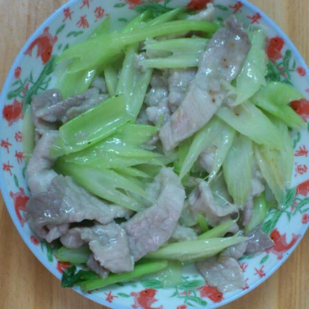 芹菜炒瘦肉的做法
