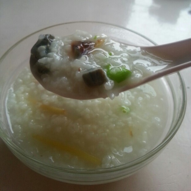 皮蛋瘦肉粥的做法