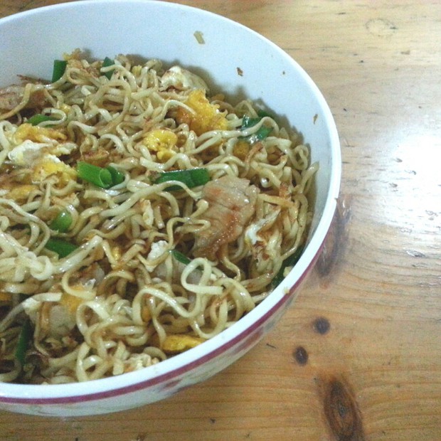 瘦肉鸡蛋炒面的做法