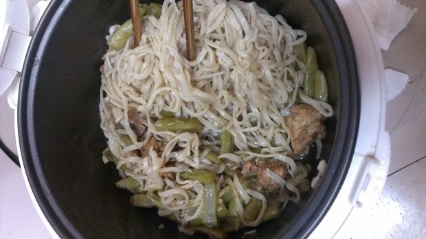 电饭锅豆角焖面的做法