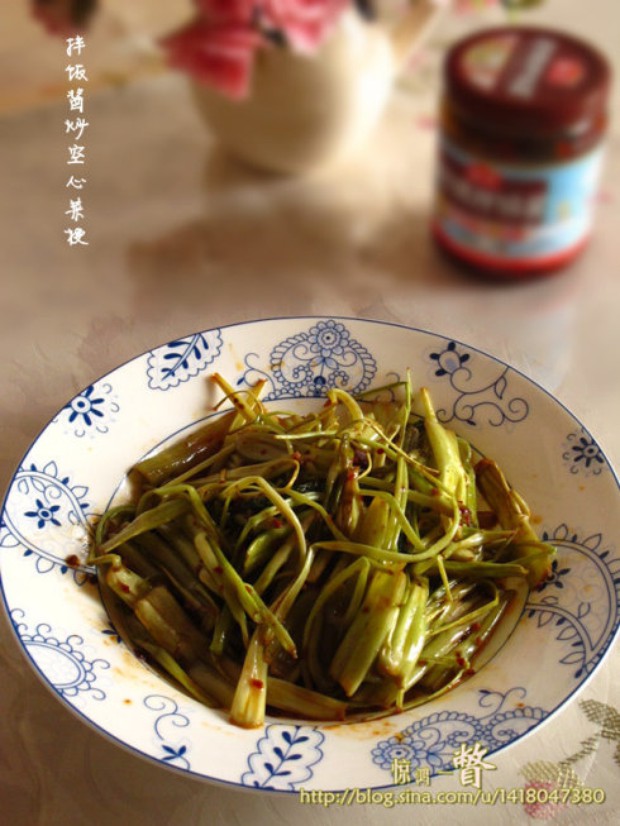 拌饭酱炒空心菜梗的做法