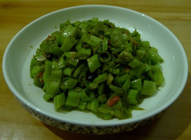 二荆条炒空心菜梗的做法