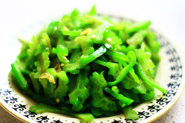 苦瓜炒青椒的做法