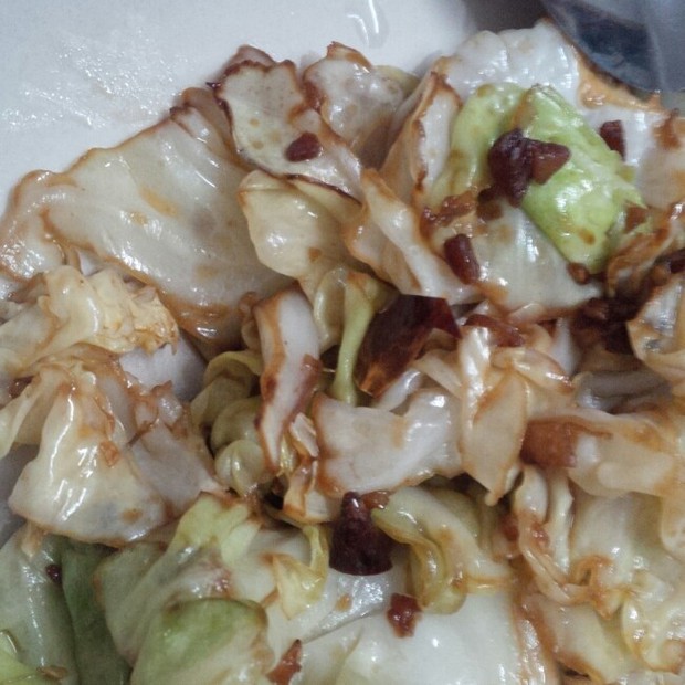 怒炒手撕包菜的做法