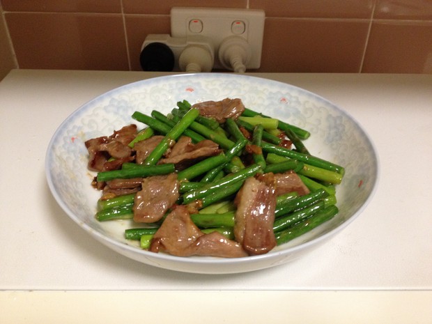 原创蒜苗猪颈肉的做法