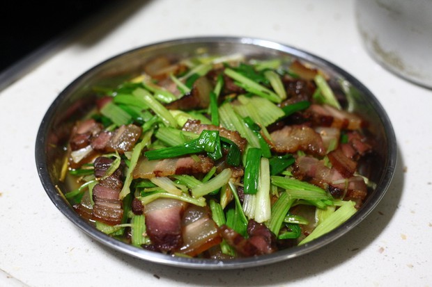 蒜叶炒腊肉的做法