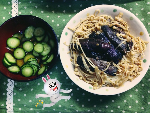腌蒜茄子金针菇面的做法