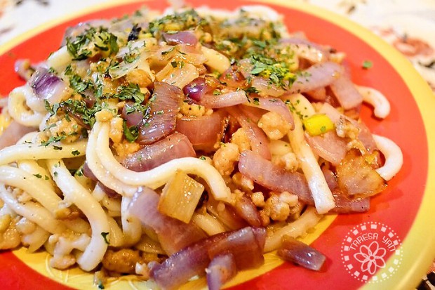 洋葱肉末炒乌冬的做法