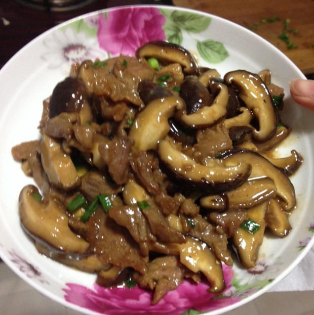 香菇炒肉的做法